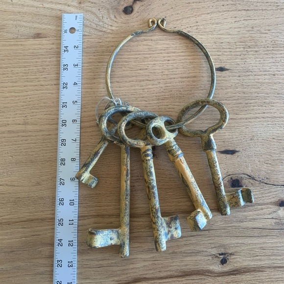 1 Set Vintage Cast Iron Yellow Distressed Key Garden Decoration Heavy Duty Metal - Picture 3 of 4
